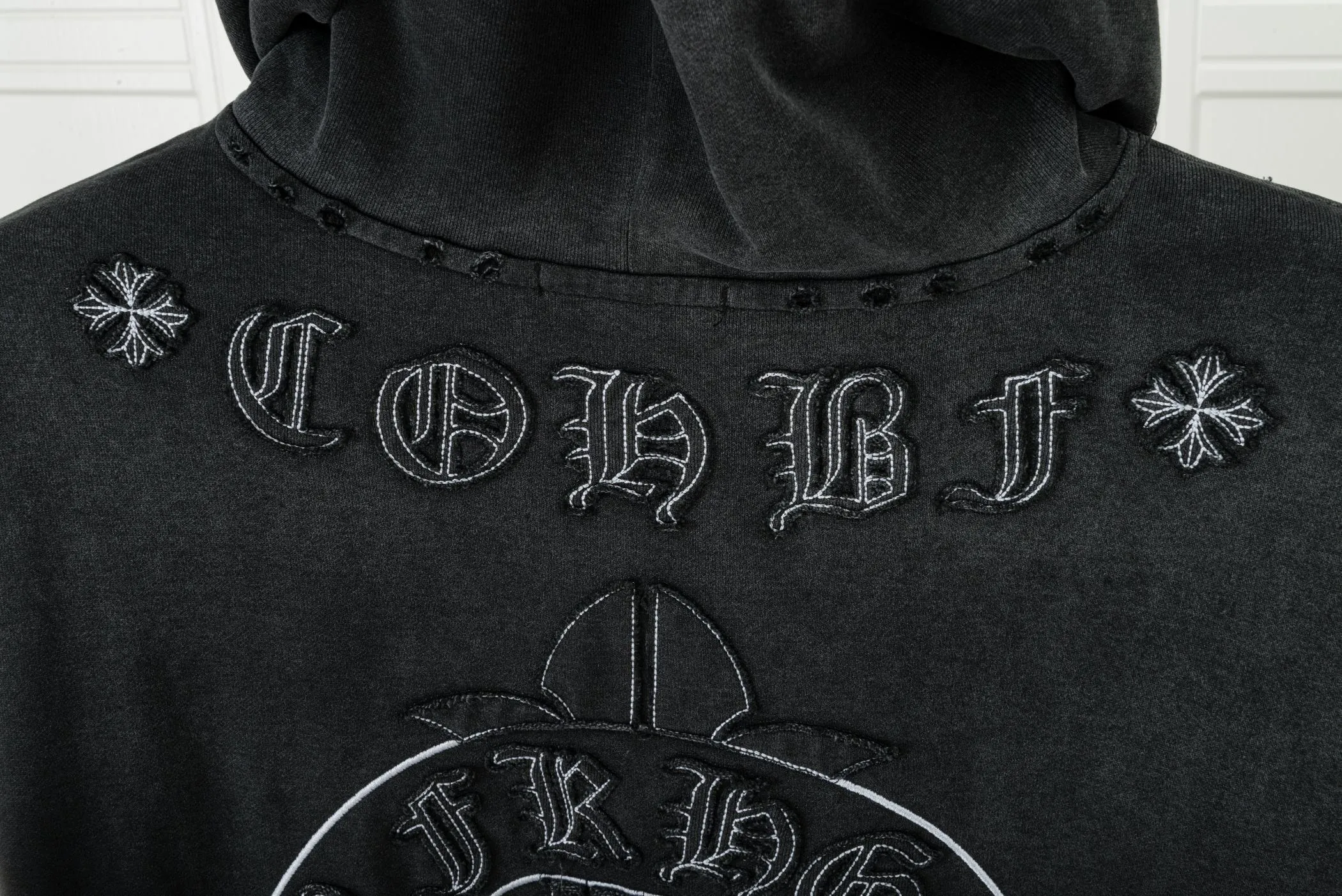 P320 𝗖𝗵𝗿𝗼𝗺𝗲 𝗛𝗲𝗮𝗿𝘁𝘀/Cro Heart 2025 Cross Patch Embroidery Summer New Original Single Counter American Acid Washed Distressed Laser Burnt Patch Embroidery Couple Casual Hooded Sweatshirt Customized fabric 440g tripe terry fabric! American acid-washed and distressed original fabric laser burnt ✟appliqué embroidery and exquisite embroidery of letters! The best-selling model at the counter. It is very comfortable to wear. It is low-key yet luxurious. It is very classy when worn. The large size and tailoring are needless to say. The upper body is exquisite and vivid. 👍High-end first-class materials. A truly palace-level product. The cotton from Turkey is of outstanding quality. After heavy washing, the clothes are very soft! Not picky, the upper body is absolutely stylish and extremely luxurious. Auxiliary materials: The original model has been authenticated and labeled ➕100% silk washed with water label. Genuine purchase-grade original hangtag➕matching hanging rope➕3D hanging beads➕original packaging bag. Craftsmanship: The original version has consistent wiring! The highest version of the armhole matching technique! Countless times of pattern making to 100% restore the original appearance! The correct version is the same for men and women, super eye-catching, super good-looking, and super atmospheric! Color: white, washed black, washed blue Size: XS-L